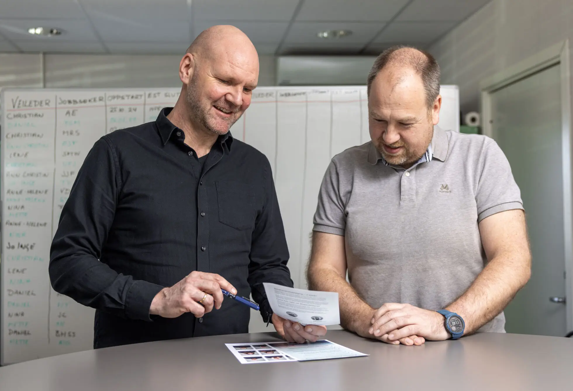 Bildet viser to menn