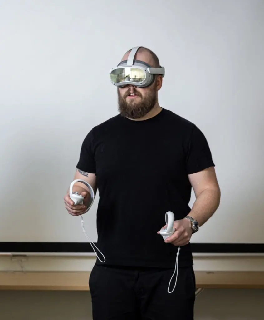Bildet viser en mann med VR-briller
