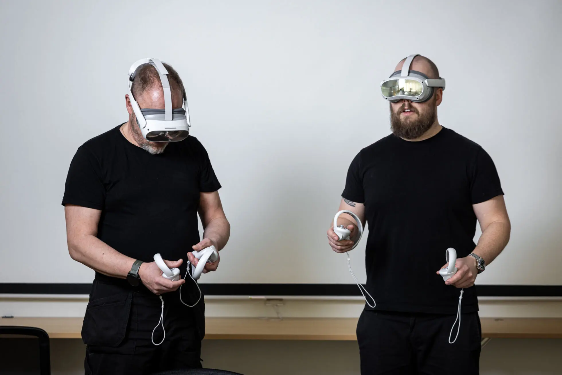 Bildet viser to menn med VR-briller